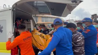 Indonesian rescue teams recover the body of the missing Spanish girl.