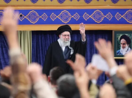 The Iranian supreme leader, Ali Khamenei, in front of his acolytes.