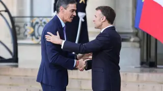 Pedro Sánchez with Emmanuel Macron this Tuesday in Paris.