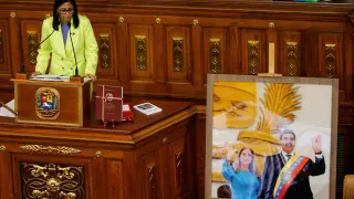 Delcy Rodríguez this Thursday in the National Assembly giving a speech with an image of Maduro and his wife next to him.