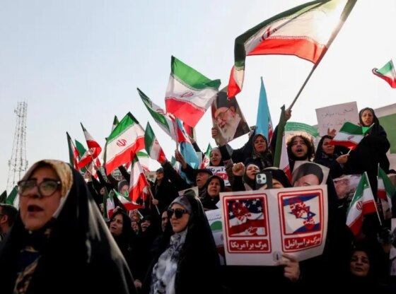 Iranian women demonstrate in Tehran in favor of the ayatollah regime.