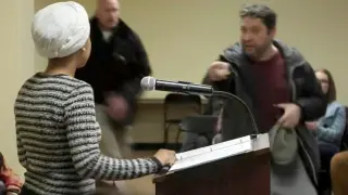 Moment in which a man attacks Ilhan Omar in Minneapolis.