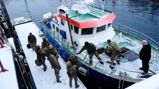 Danish soldiers disembark this Sunday in the port of Nuuk, the capital of Greenland