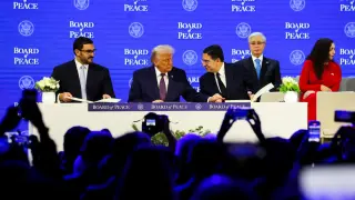 Donald Trump and, to his left, the Moroccan Foreign Minister, Nasser Bourita, during the announcement of the letter of his Peace Board initiative.