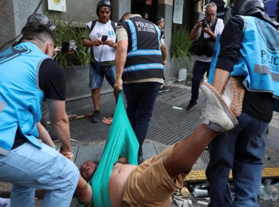 Police officers arrest a protester at this Wednesday's protests against Milei's labor reform.