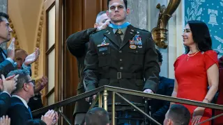 Eric Slover, the pilot injured during the capture of Maduro, receives the US Medal of Honor.