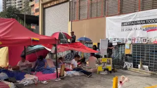 Relatives of the prisoners who are on hunger strike within this command of the Bolivarian National Police (PNB), known as Zone 7.